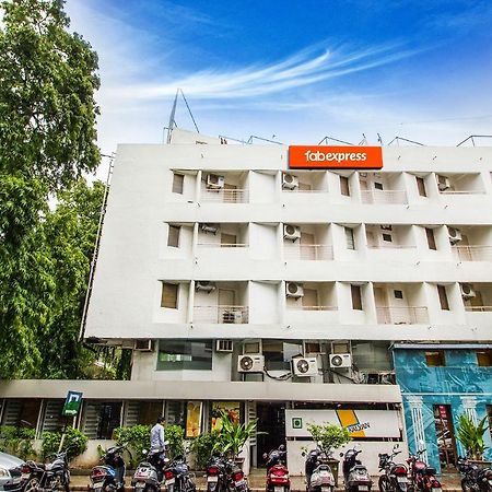Fabexpress Kalyan - Nr Dairy Dan Circle Vadodara Exterior foto